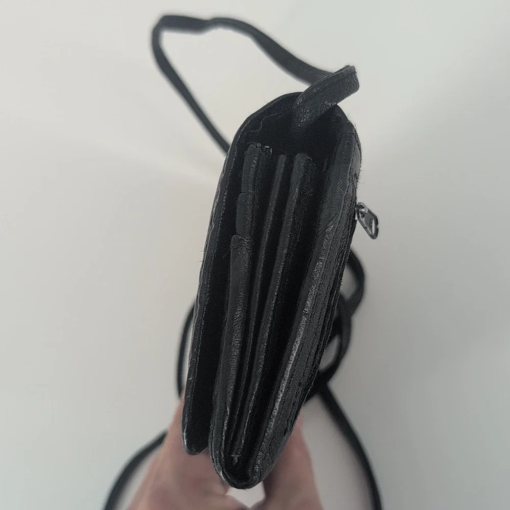 Wilson's Leather Crossbody Wallet Great Condition !
